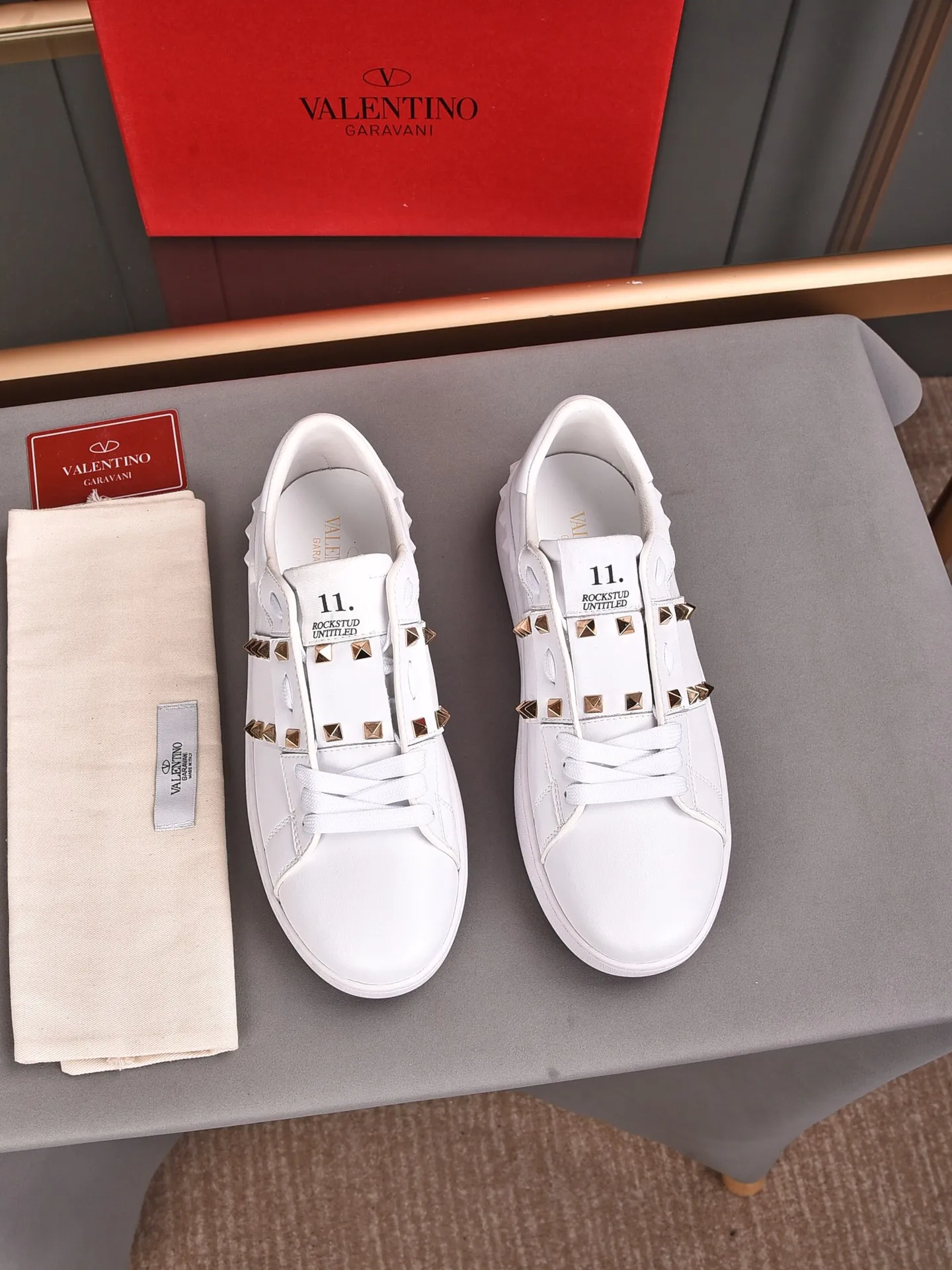 Men's shoes 440💰 (men and women couples) Valentino classic color matching series casual shoes. Made with heavy craftsmanship, good products pay attention to every detail. A must-have trendy item that can be worn all year round, it has been worn by many celebrities and Internet celebrities~~Imported cowhide surface, unique design concept, sheepskin lining, counter quality. Women’s clothing 35-40. Men’s clothing 39-44, 45-46 (returns and exchanges are not supported for custom-made items)